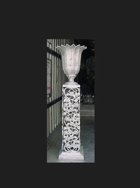 Tulipan Urn On Base